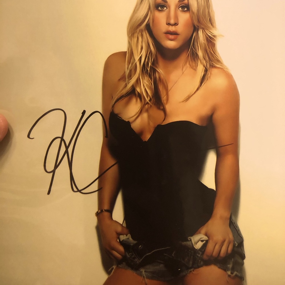 Kaley Cuoco signed (Rp) ✍🏼